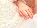 新生児とお母さんの手