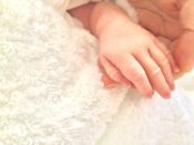 新生児とお母さんの手