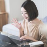 オンラインセミナーに参加する女性