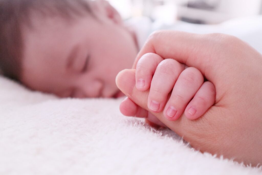 赤ちゃんの手を握る
