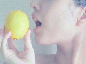 レモンを食べようとする女性