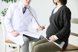産婦人科にて医師と女性
